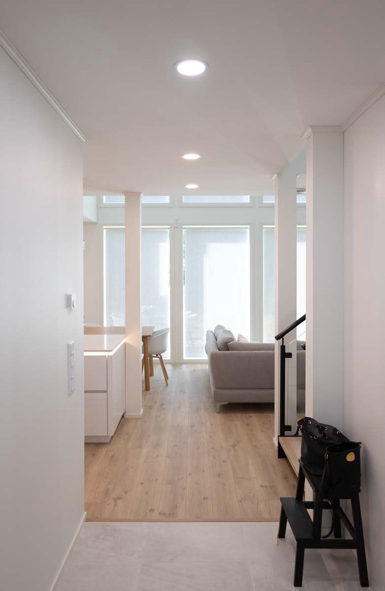 The entrance hall opens onto the living room. Plafondi 160 luminaires extend the lighting seamlessly between the spaces. LedStore.fi